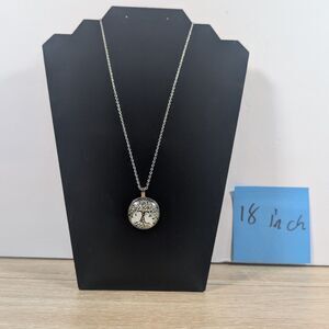 Tree of Life Pendant Necklace Silver Tone Chain 18 Inch Round Charm